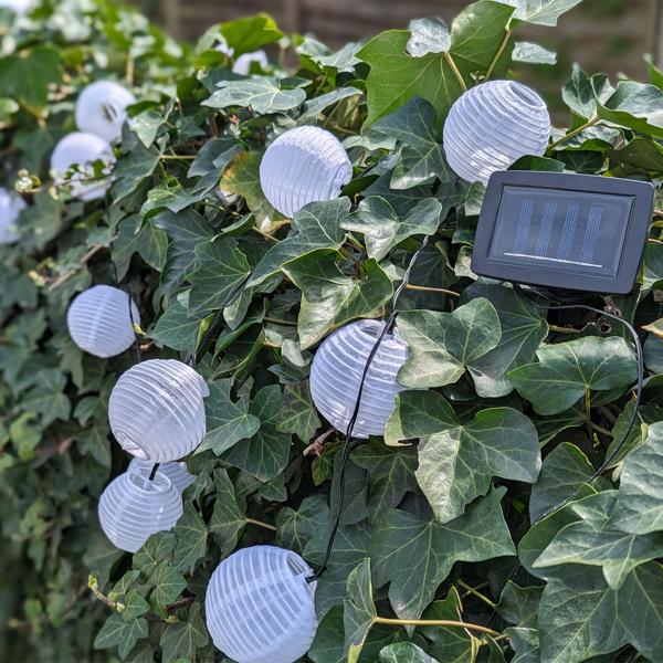 LED Lampion Lichterkette, 2er Set, Solar, warmweiss, 20 weisse Lampions, 3,8m, IP44, effektvolle Solarlichterkette für Balkon, Terrasse, Garten, Bäume u.v.m