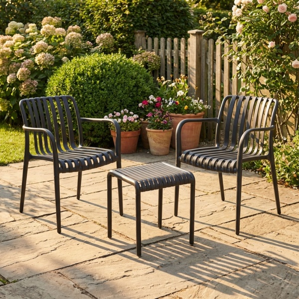 Modernes Bistro-Set: 2 Gartenstühle mit Armlehnen & ein schicker Beistelltisch, Schwarz – aus robustem Kunststoff, wetterfest, stilvoll & stabil 