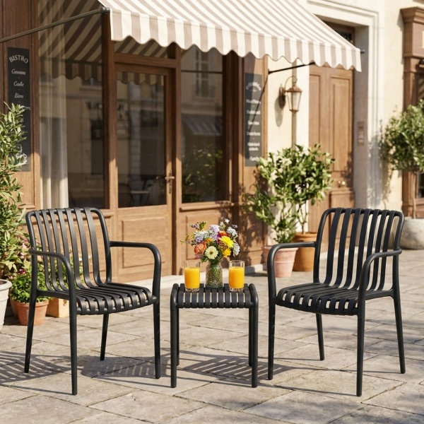 Modernes Bistro-Set: 2 Gartenstühle mit Armlehnen & ein schicker Beistelltisch, Schwarz – aus robustem Kunststoff, wetterfest, stilvoll & stabil 