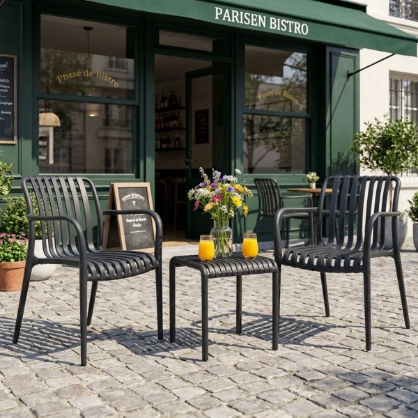 Modernes Bistro-Set: 2 Gartenstühle mit Armlehnen & ein schicker Beistelltisch, Schwarz – aus robustem Kunststoff, wetterfest, stilvoll & stabil 