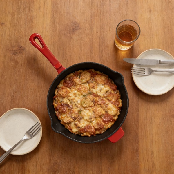 Gusseisen Pfanne Rot Ø 26,3 cm mit Ausgiesser, hochwertige Bratpfanne aus Guss für Induktion, Grillpfanne emailliert für Fleisch und Gemüse, 26 cm