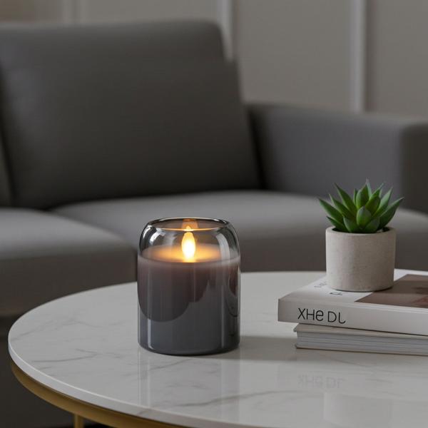 LED Kerze Grau 7,5 x 10 cm: Bewegliche Flamme, warmweisses Licht, flackernd - hochwertige Deko Kerze, gemütliche LED-Beleuchtung, modern & sicher