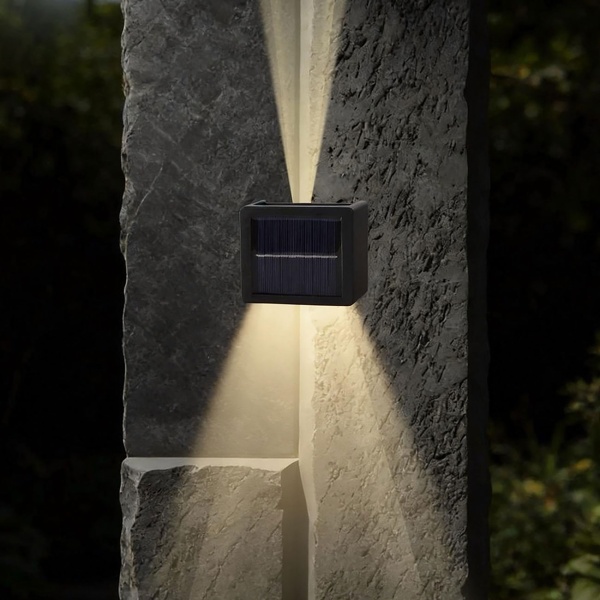 4er Set LED Solar Wandleuchte für Aussen: Warmweiss/Kaltweiss Garten-Lampe mit Akku & Sensor, IP44 Wasserfest, Deko Strahler für Zaun & Wand