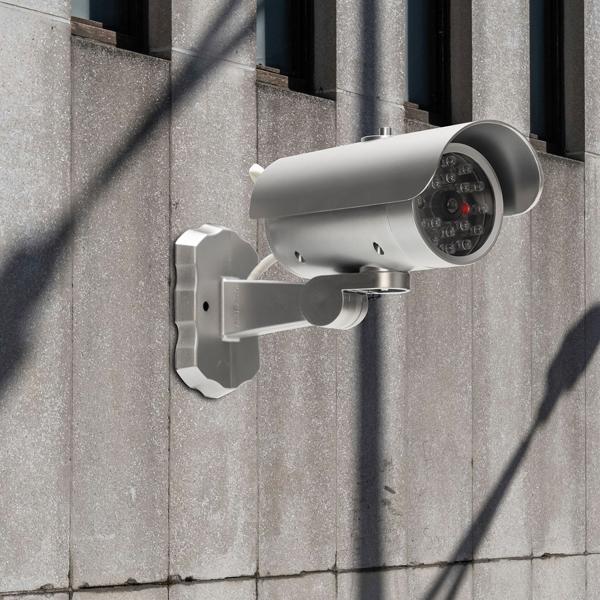 4er Set Überwachungskamera Attrappe mit Bewegungssensor und rotem Blinklicht, Batteriebetrieb, Sicherheits-Dummy Kamera in realistischem Design