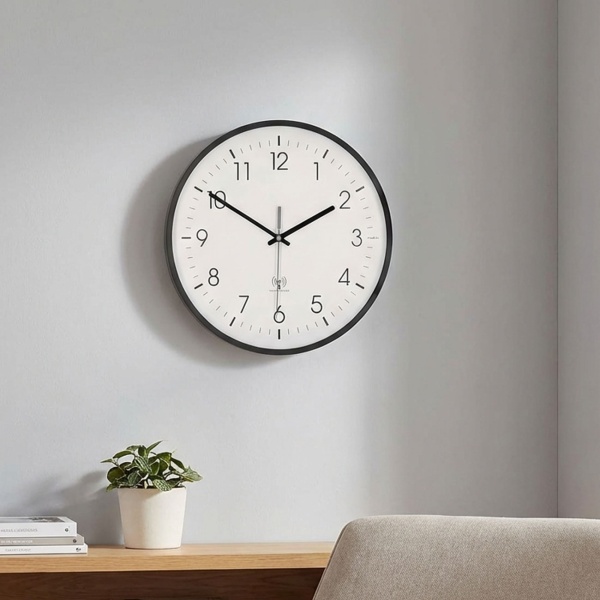 Klassische Funkwanduhr, kein störendes Ticken - Moderne Wanduhr Weiss/Schwarz - Analoge Uhr für Wohnzimmer, Küche & Büro - Grosse 30cm Funk-Uhr
