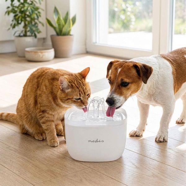 Trinkbrunnen für Hunde & Katzen, 2L, Ultra-Leise Pumpe, 4-fach Filter, LED-Licht, BPA-frei, Wasserautomat mit 360 Grad Wasserfall-Design, Katzenbrunnen 