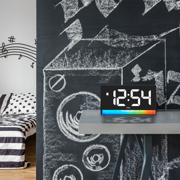 Moderner Digitalwecker mit Stimmungslicht: LED-Lichtwecker mit USB-Ladefunktion, 6 Farbverläufe, 8 konstante Farben, dimmbar - Netzbetrieb & Batterien