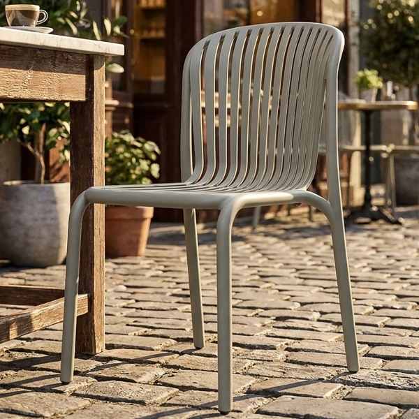 Stapelbarer Gartenstuhl in Beige, moderner Kunststoffstuhl in Bauhaus-Optik - ergonomischer Terrassenstuhl, wetterfest und nachhaltig