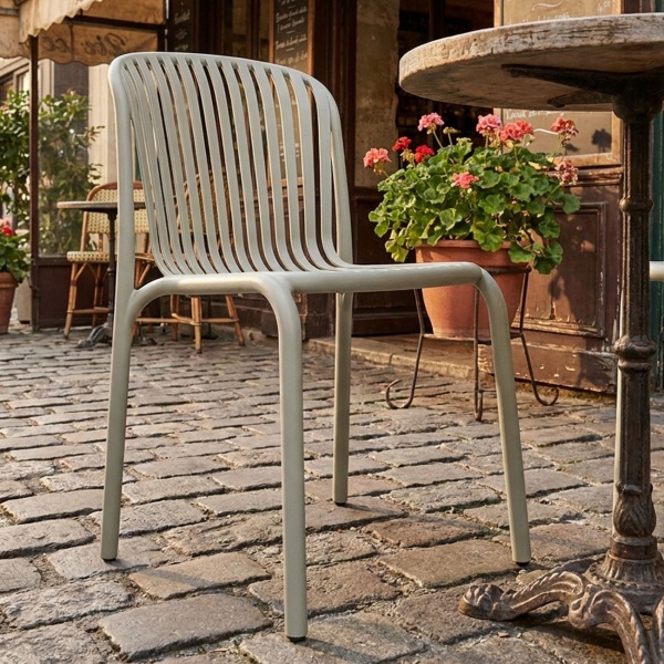 Stapelbarer Gartenstuhl in Beige, moderner Kunststoffstuhl in Bauhaus-Optik - ergonomischer Terrassenstuhl, wetterfest und nachhaltig