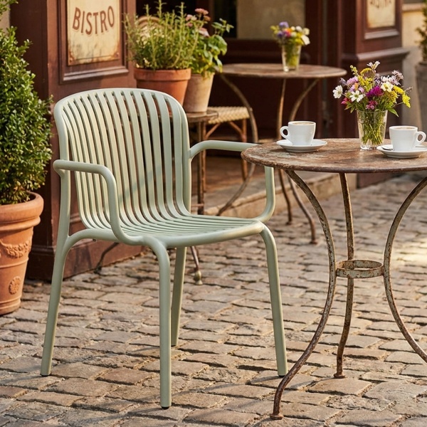 Bequemer Gartenstuhl aus Kunststoff, Beige – ergonomischer Gartenstuhl mit Armlehnen - modern, leicht & stapelbar, für Aussen geeignet