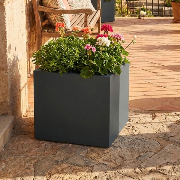 Blumentopf Quadratisch 47cm in Anthrazit, Pflanzkasten 51L aus Kunststoff für Innen & Aussen, Frostsicher & UV-Beständig, Leichtgewicht