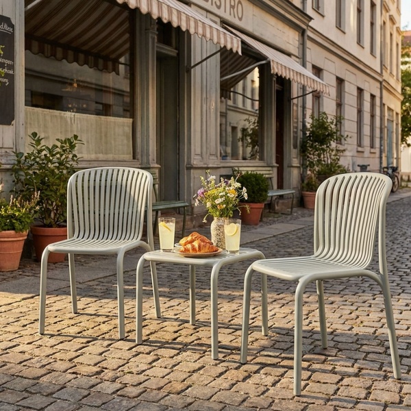 Ergonomisches Balkonset: 2 Gartenstühle stapelbar & ein moderner Beistelltisch, Beige – aus robustem Kunststoff, wetterfest, stilvoll & stabil 