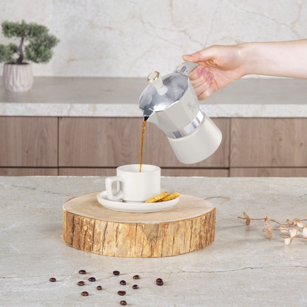 Kaffeebereiter für 3 Tassen Espresso – 150 ml Espressokocher aus Aluminium in mattem Creme – Einfache Zubereitung und leichte Reinigung