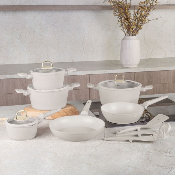 Hochwertiges Design Kochset m. TitanPro-Antihaftbeschichtung inkl. Kochbesteck, Untersetzer, Glasdeckel, Soft Touch Griffe, 15-teilig, Sahara/Beige
