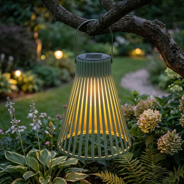 Dekorative LED Solar Laterne für Aussen, Moderne Gartenlaterne in Grün mit Tragegriff, Solarlampe im Lamellen-Design für Balkon & Terrasse