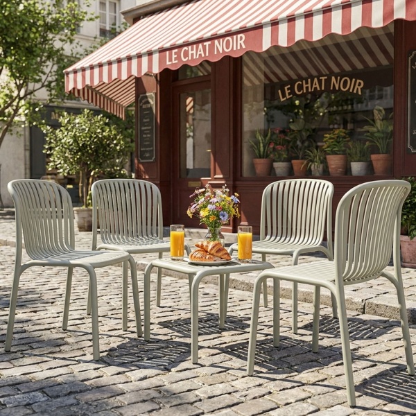 Set: 4 Stapelbare Gartenstühle und ein moderner Beistelltisch in Beige, Bauhaus-Optik - ergonomische Terrassenstühle & stabiler Gartentisch