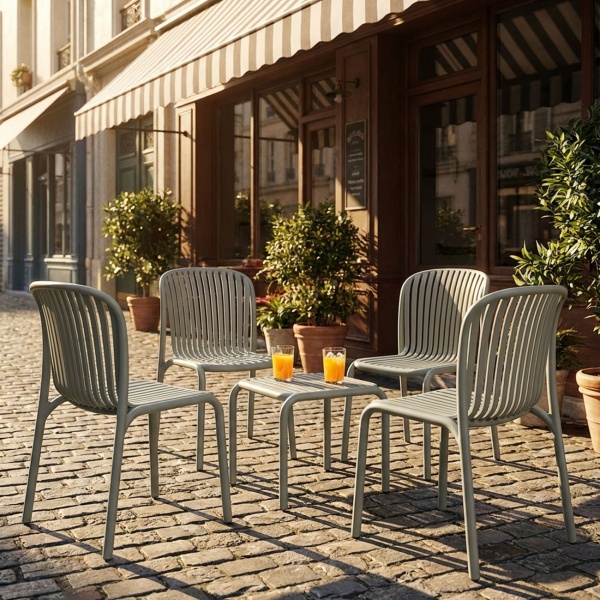 Set: 4 Stapelbare Gartenstühle und ein moderner Beistelltisch in Beige, Bauhaus-Optik - ergonomische Terrassenstühle & stabiler Gartentisch