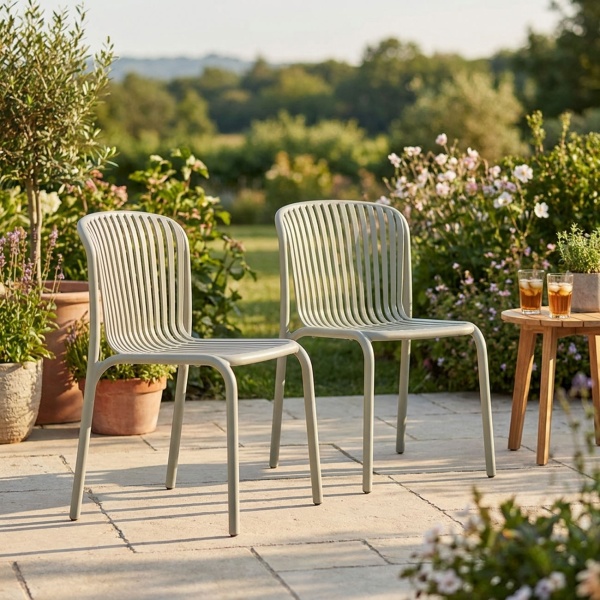 2er-Set Stapelbarer Gartenstuhl in Beige, moderner Kunststoffstuhl in Bauhaus-Optik - ergonomischer Terrassenstuhl, wetterfest und nachhaltig