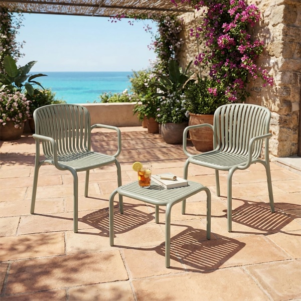 Set: 2 Bequeme Gartenstühle mit Armlehnen und ein moderner Beistelltisch, Beige - kompakt, leicht & für Aussen geeignet