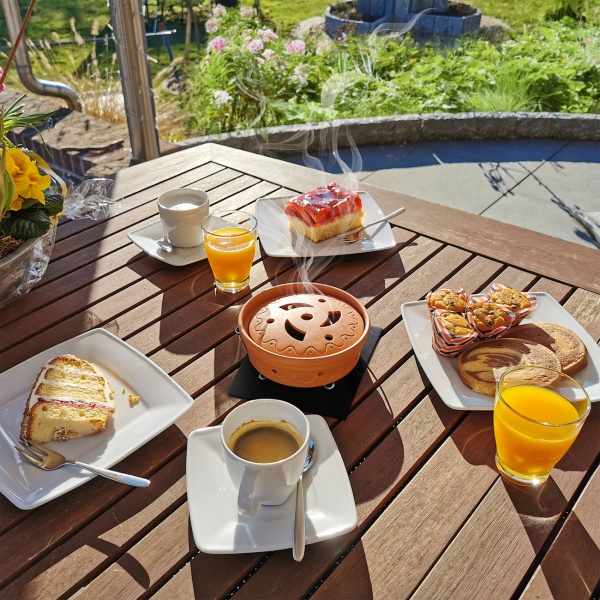 Wespen-Verdufter Kaffee - Feuerfestes Tongefäss zum Räuchern von Kaffeepulver - Natürlicher Wespenschreck mit Untersetzer & Drahtbügel zum Aufhängen