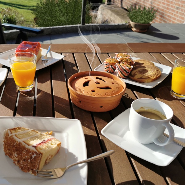 Wespen-Verdufter Kaffee - Feuerfestes Tongefäss zum Räuchern von Kaffeepulver - Natürlicher Wespenschreck mit Untersetzer & Drahtbügel zum Aufhängen