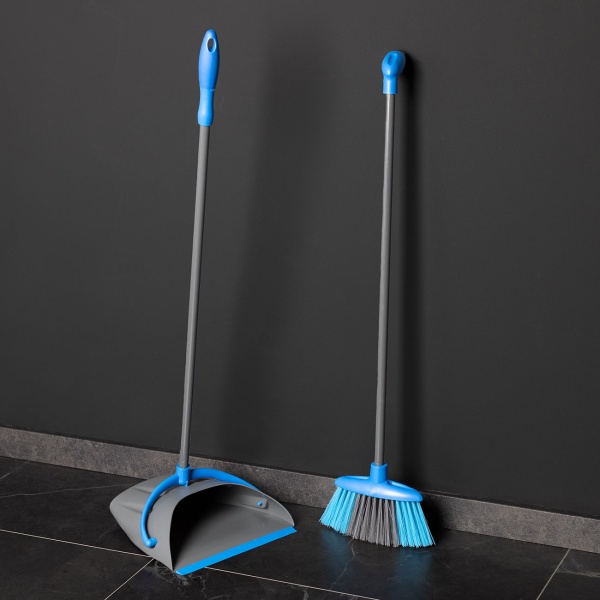 Kehrgarnitur mit langem Stiel, Stehende Kehrschaufel und Besen für rückenschonendes Kehren, Ergonomisches Set in Blau und Grau, Schaufel ca. 95 cm