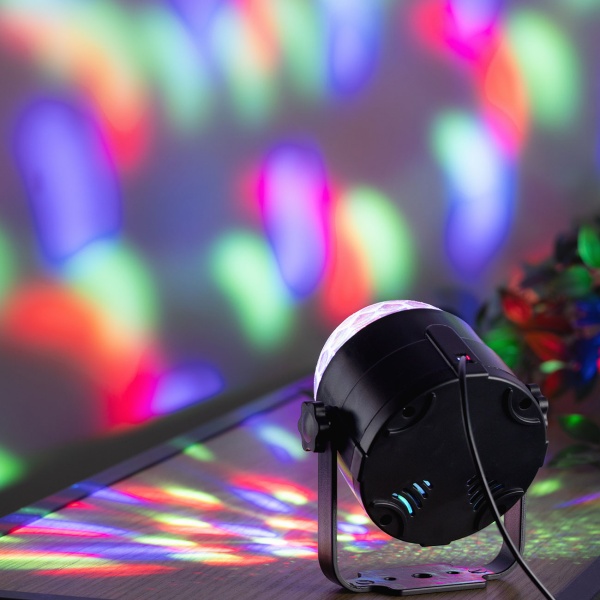 Disco-Lichtprojektor mit Musiksensor und Fernbedienung, verschiedene bunte Lichtmuster, LED Partybeleuchtung mit USB-A für Party und Zimmer