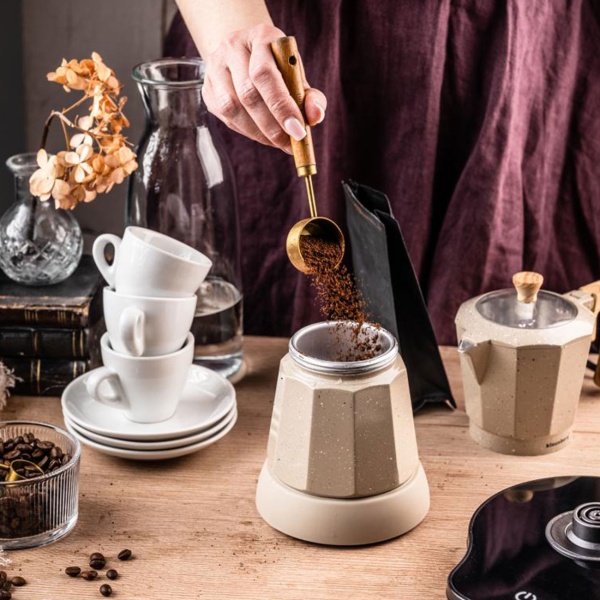 Elektrische Espresso-Kaffeemaschine & Espressokocher im Mokka Stil beige: 500 W, 300 ml für 6 Tassen, edler Kaffeebereiter für Zuhause
