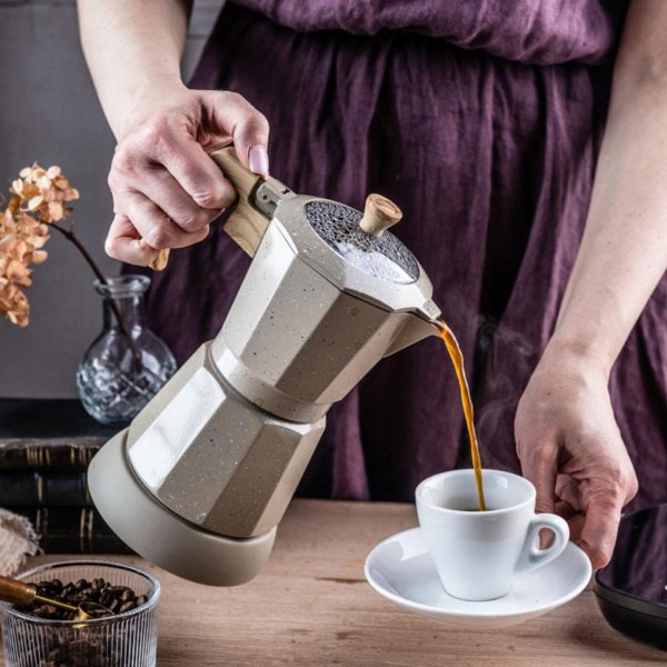 Elektrische Espresso-Kaffeemaschine & Espressokocher im Mokka Stil beige: 500 W, 300 ml für 6 Tassen, edler Kaffeebereiter für Zuhause