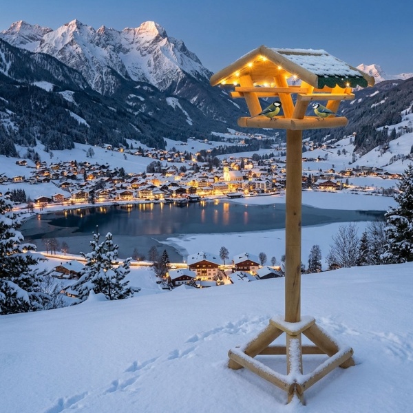 Vogelfutterhaus mit LED Beleuchtung & Timer, H120 cm – Futterstelle aus Holz  für Wildvögel im Garten, auf Balkon & Terrasse