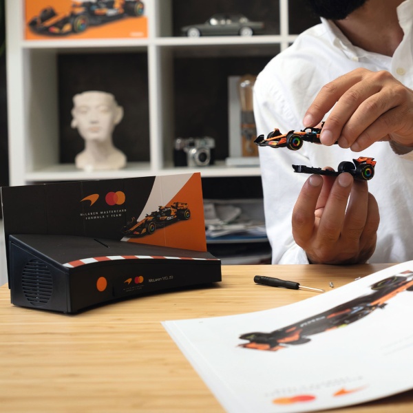 McLaren Formel 1 Adventskalender 1:43 Modell Bausatz – Hochwertiges F1 Rennwagen Geschenk für Sammler & Motorsport Fans
