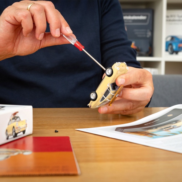 Porsche 911 Adventskalender als Modellauto-Bausatz in 1:43 mit Sound: Hochwertiges Retro-Sammler-Auto-Geschenk für Erwachsene & Kinder ab 14 Jahren