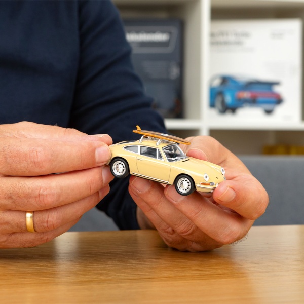Porsche 911 Adventskalender als Modellauto-Bausatz in 1:43 mit Sound: Hochwertiges Retro-Sammler-Auto-Geschenk für Erwachsene & Kinder ab 14 Jahren