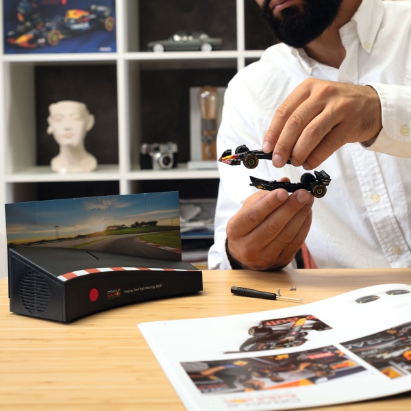 Oracle Red Bull Racing Adventskalender: Ideal für Motorsport-Fans, inkl. Begleitbuch - Rennauto-RB21-Modellbausatz 1:43 mit Soundmodul