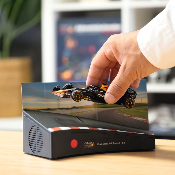 Oracle Red Bull Racing Adventskalender: Ideal für Motorsport-Fans, inkl. Begleitbuch - Rennauto-RB21-Modellbausatz 1:43 mit Soundmodul