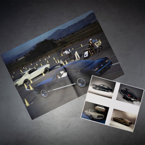 Ford Mustang Adventskalender – Fastback Modellauto 1:43 Bausatz in Schwarz mit V8 Soundbasis, Begleitbuch & Zubehör – Geschenk für Auto Fans