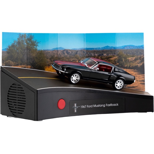 Ford Mustang Adventskalender – Fastback Modellauto 1:43 Bausatz in Schwarz mit V8 Soundbasis, Begleitbuch & Zubehör – Geschenk für Auto Fans