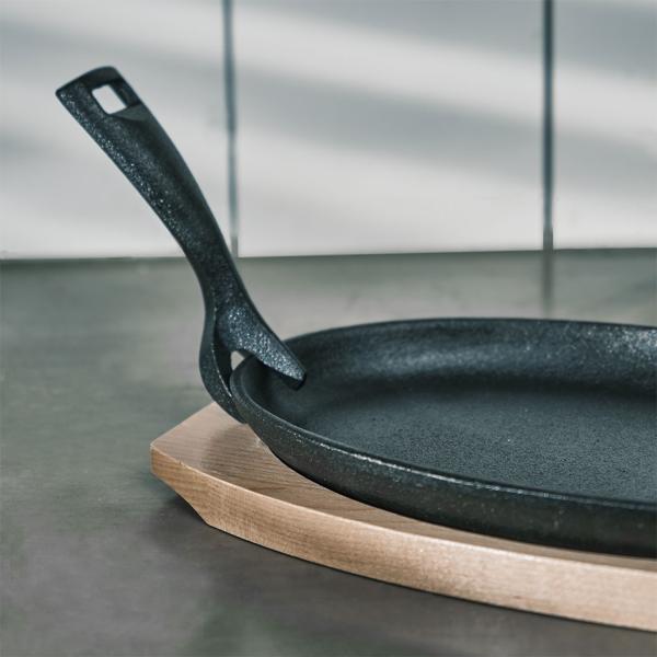 4er-Set Massive Profi Servierpfanne aus Gusseisen mit Holz-Untersetzer, 24 x 14 x 2,2 cm, Abnehmbarer Griff bis 230 °C hitzebeständig 