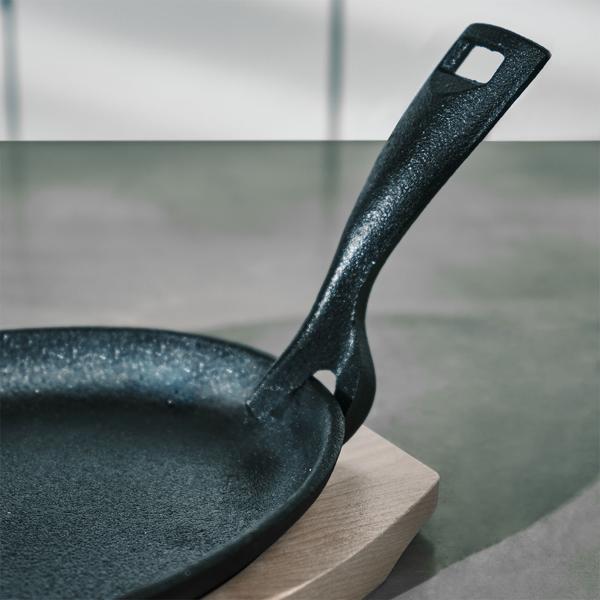 4er-Set Massive Profi Servierpfanne aus Gusseisen mit Holz-Untersetzer, 24 x 14 x 2,2 cm, Abnehmbarer Griff bis 230 °C hitzebeständig 