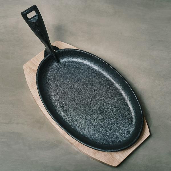 4er-Set Massive Profi Servierpfanne aus Gusseisen mit Holz-Untersetzer, 24 x 14 x 2,2 cm, Abnehmbarer Griff bis 230 °C hitzebeständig 