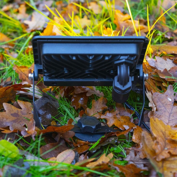 2er-Set Erdspiess Aluminium 17,5 cm – Bodenspiess für LED Fluter und Gartenstrahler: Einfache Handschraube zur Montage ohne Werkzeug, schwarz