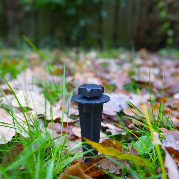 2er-Set Erdspiess Aluminium 17,5 cm – Bodenspiess für LED Fluter und Gartenstrahler: Einfache Handschraube zur Montage ohne Werkzeug, schwarz