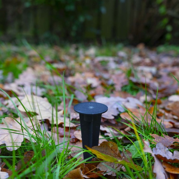 2er-Set Erdspiess Aluminium 17,5 cm – Bodenspiess für LED Fluter und Gartenstrahler: Einfache Handschraube zur Montage ohne Werkzeug, schwarz