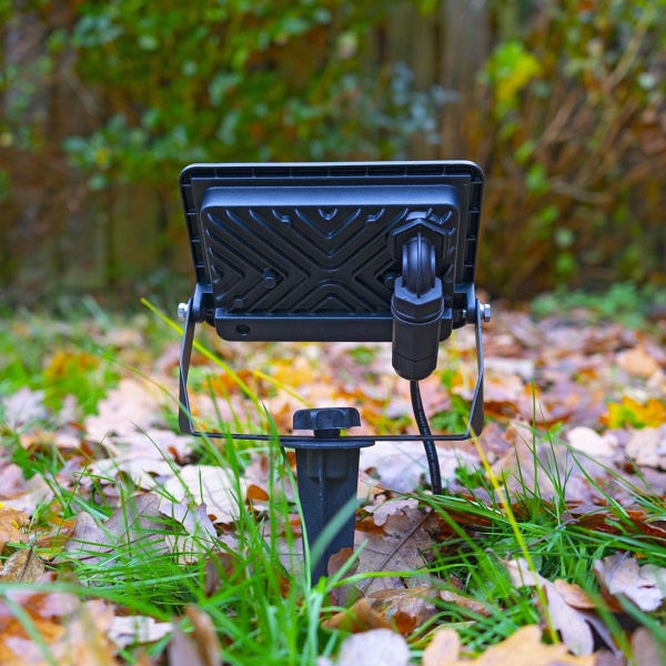 2er-Set Erdspiess Aluminium 17,5 cm – Bodenspiess für LED Fluter und Gartenstrahler: Einfache Handschraube zur Montage ohne Werkzeug, schwarz