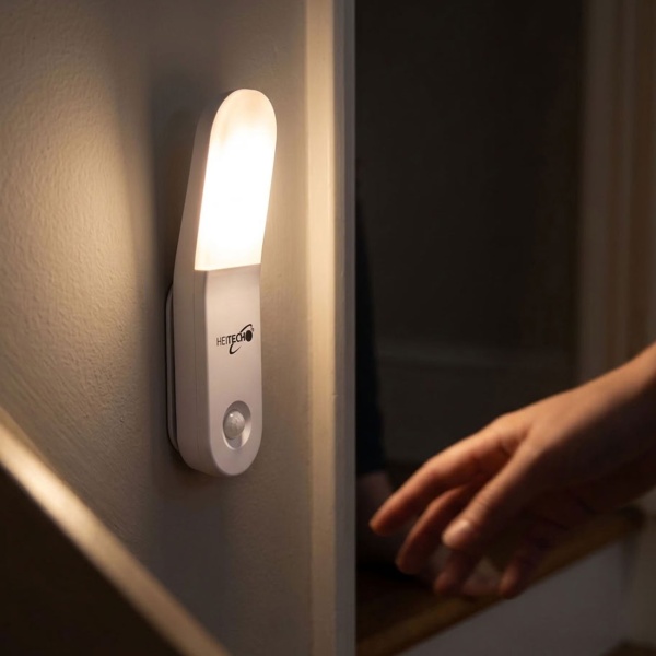 LED Orientierungslicht mit Bewegungsmelder, Akku Nachtlicht warmweiss mit Magnet und Klebepad, USB-C aufladbar, Sensorlicht für Flur, Treppe