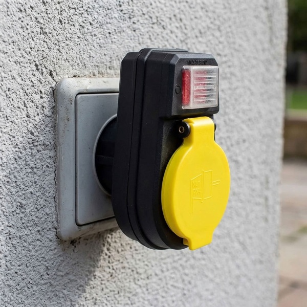 Steckdosenadapter 1-fach IP44 für aussen, Schuko-Zwischenstecker mit beleuchtetem 2-poligem Schalter und Klappdeckel, max. 3680 W