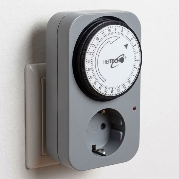 Analoge Zeitschaltuhr, 96 Schaltzeiten im 15-Minuten-Raster, Kontrollleuchte, Schiebeschalter Dauer-Ein, max. 3500 W