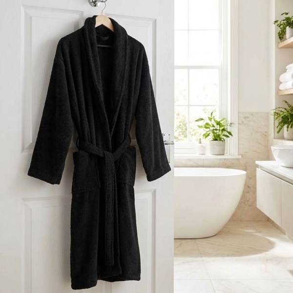 Bequemer Bademantel in Schwarz aus 100% Baumwolle und Frottier mit Schalkragen in Einheitsgrösse - als Morgenmantel für Sauna und Wellness