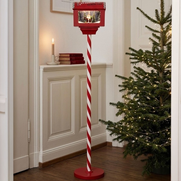 Wunderschöner Deko LED Briefkasten: 150 cm mit Schnee, Musik & Licht für Innen - Magische Weihnachtsdeko, Batterie & USB-C