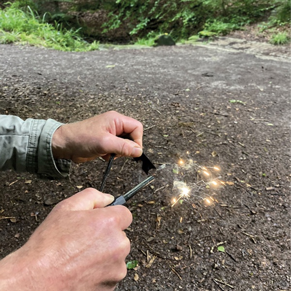 Survival Set in Schutzbox, Outdoor Notfallset mit Taschenlampe, Taschenmesser, Feuerstarter, Paracord Armband, Seilsäge und Notfallpfeife, 10-teilig 